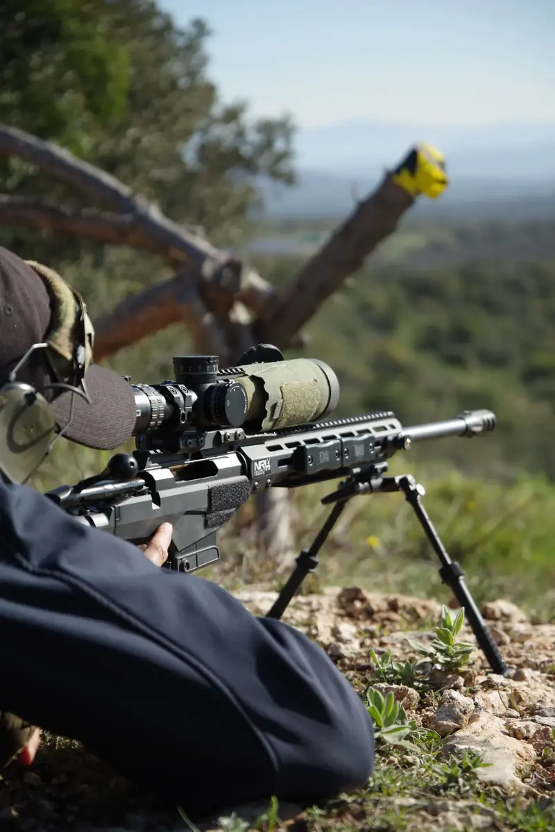 Fusil et lunette sur bipied